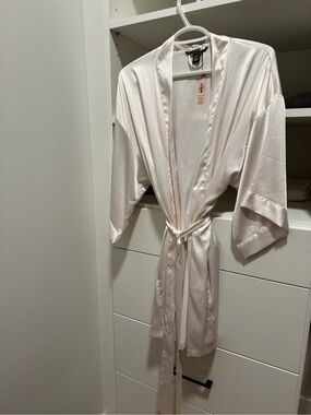 Victoria’s Secret Satin Robe Light Pink XS/S NWT Luxury Sleepwear